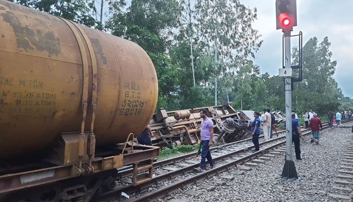 মির্জাপুরে উল্টে গেছে তেলবাহী ট্রেনের ইঞ্জিনসহ ২ লরি
