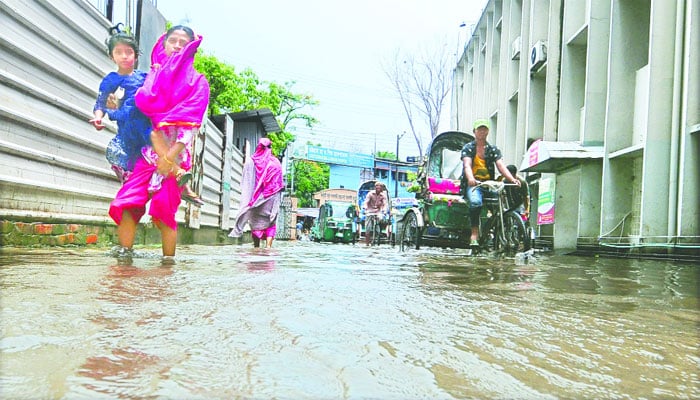 অল্প বৃষ্টিতেই জলাবদ্ধতা, বর্ষার আগেই দুশ্চিন্তা