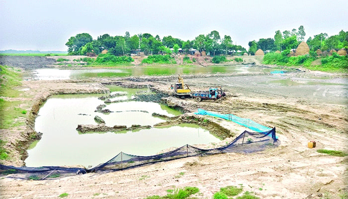 সরকারি জলাশয়ের মাটি বিক্রির অভিযোগ ইউপি সদস্যের বিরুদ্ধে