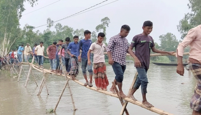 বাঁশ দিয়ে নদী পার