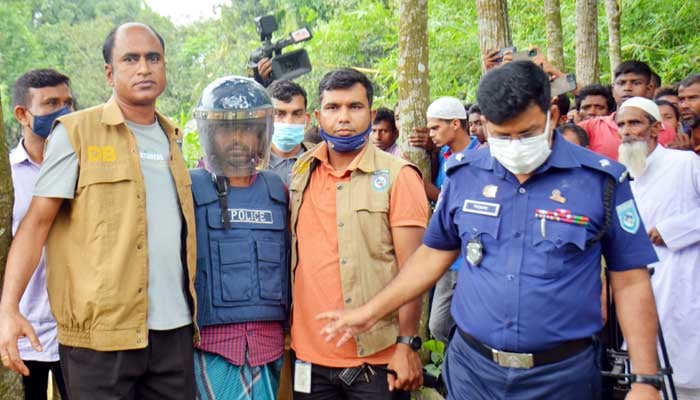গর্তে পুঁতে রাখা গৃহবধূর লাশ টেনে বের করল কুকুর