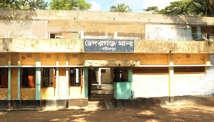 জন্মদিনের অনুষ্ঠানে ডেকে ধর্ষণ: মামলা করে চাপের মুখে স্কুলছাত্রীর পরিবার