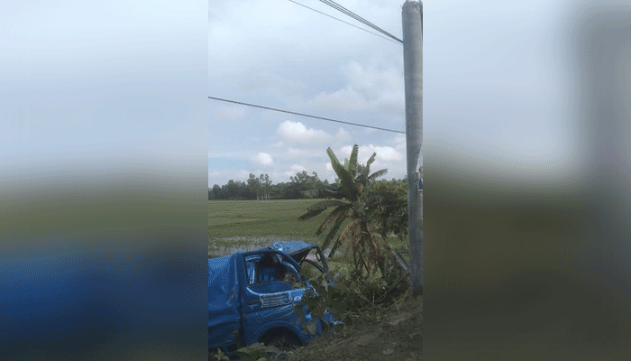 বিদ্যুতের খুঁটিতে পিকআপের ধাক্কা, প্রাণ গেল কিশোরের