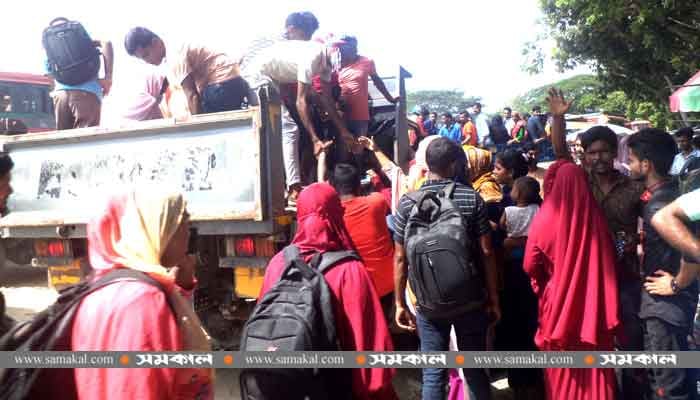 পাটুরিয়ায় উপচে পড়া ভিড়, তিন গুণ ভাড়া দিয়েও সিট নেই বাসে