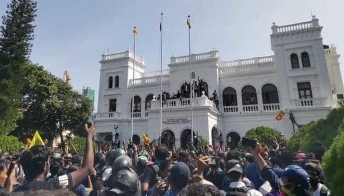 বিক্ষোভকারীদের দখলে শ্রীলঙ্কার প্রধানমন্ত্রীর কার্যালয়