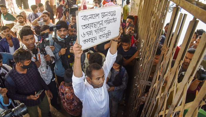 কমলাপুর রেলস্টেশনে ঢুকতে বাধা, ফটকে অবস্থান রনির