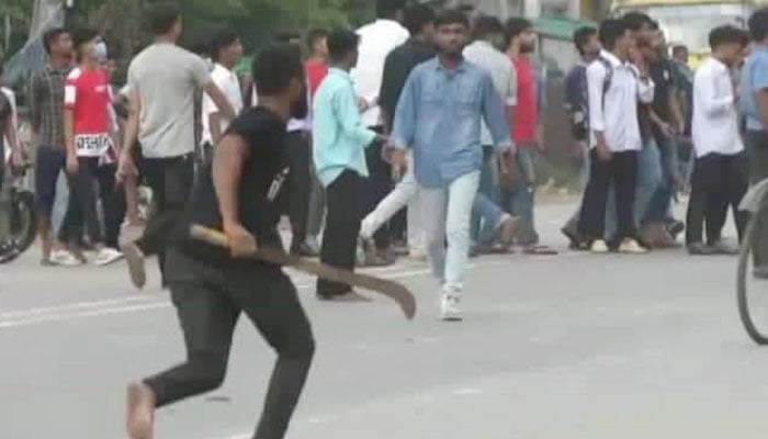 দেশীয় অস্ত্র নিয়ে ২ কলেজের ছাত্রদের পাল্টাপাল্টি ধাওয়া