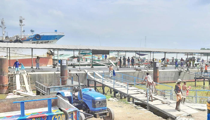 জেটি ও আলোর অভাবে পণ্য ওঠানামায় বিঘ্ন