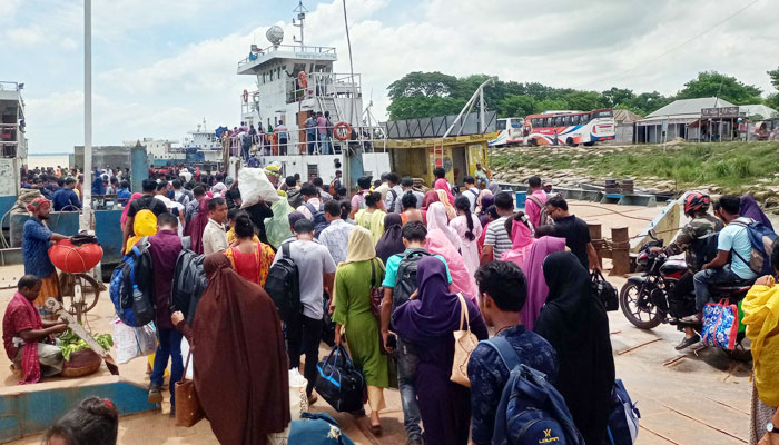 দৌলতদিয়ায় ঢাকাগামী মানুষের চাপ, বাড়তি ভাড়া আদায়ের অভিযোগ