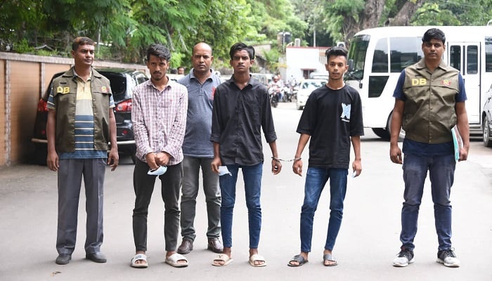 শোরুমের তালা ভেঙ্গে মোবাইল চুরি, গ্রেপ্তার ৩