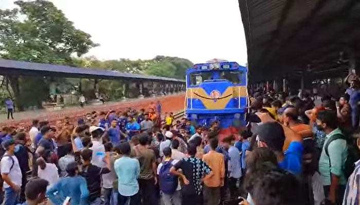 ঢাকা থেকে সারাদেশে ট্রেন চলাচল বন্ধ