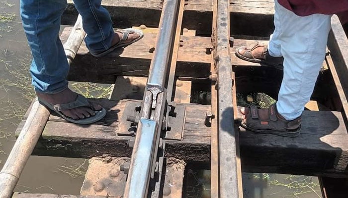 গামছা উড়িয়ে থামানো হলো ট্রেন, বড় দুর্ঘটনা থেকে রক্ষা