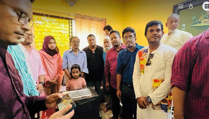ভোলায় পুলিশের গুলিতে নিহত ২ নেতার পরিবারকে সহায়তা