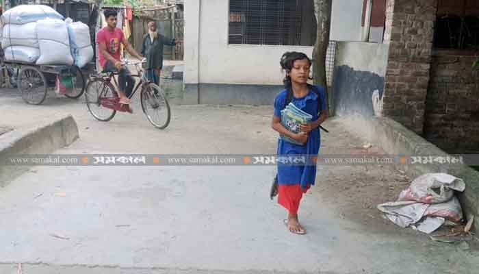 এক পায়ে লাফিয়ে ১ কিলোমিটার পাড়ি দিয়ে স্কুলে যায় সুমাইয়া