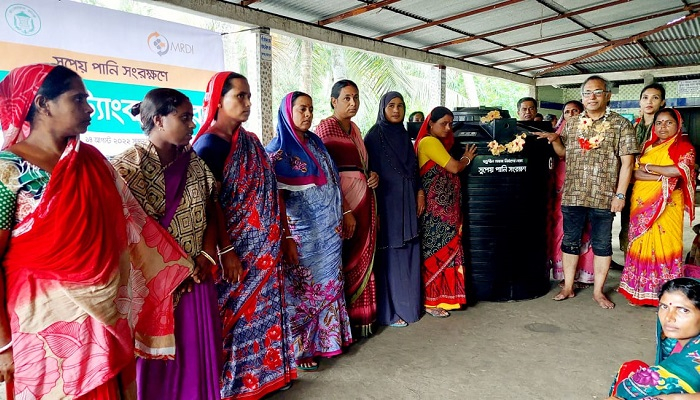 সুন্দরবনে ৪২৫ পরিবারে পানির ট্যাংক বিতরণ