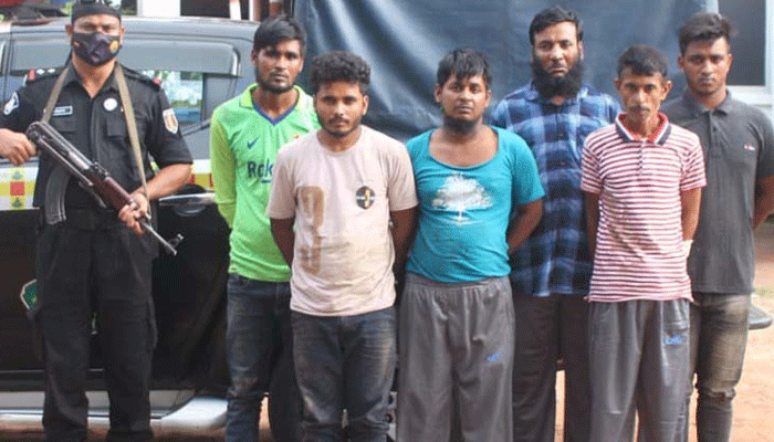 দিনে পোশাককর্মী-কাটিং মাস্টার, রাতে ডাকাত