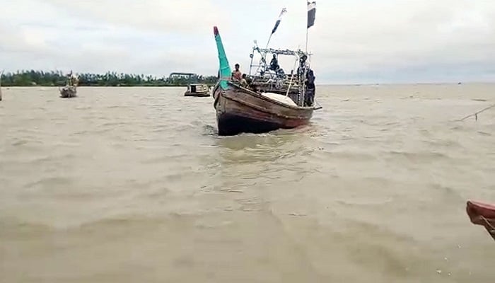 হাতিয়ায় ট্রলারডুবি: তিন জেলেকে জীবিত উদ্ধার