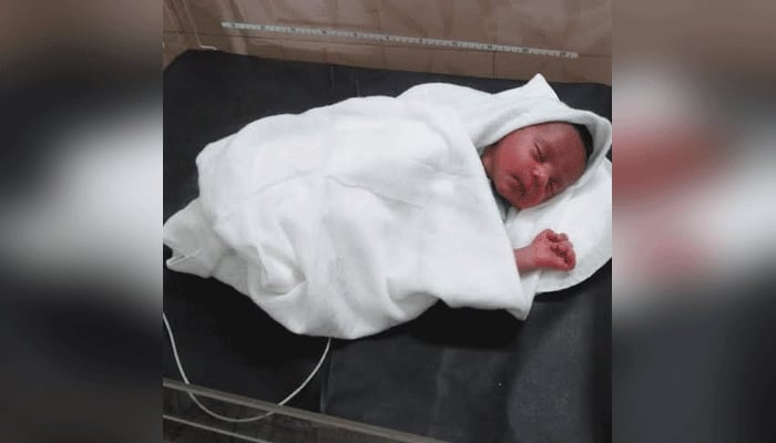 ব্যাগের ভিতরে পাওয়া সেই নবজাতকের দায়িত্ব নিলেন নিঃসন্তান দম্পতি