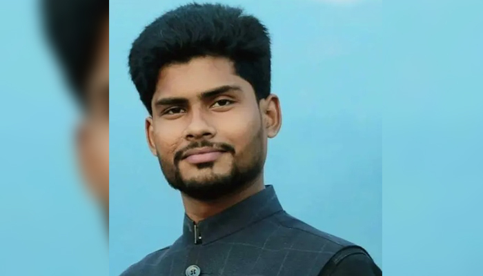 মদ্যপ অবস্থায় ছাত্রীদের টয়লেটে ছাত্রলীগ নেতা