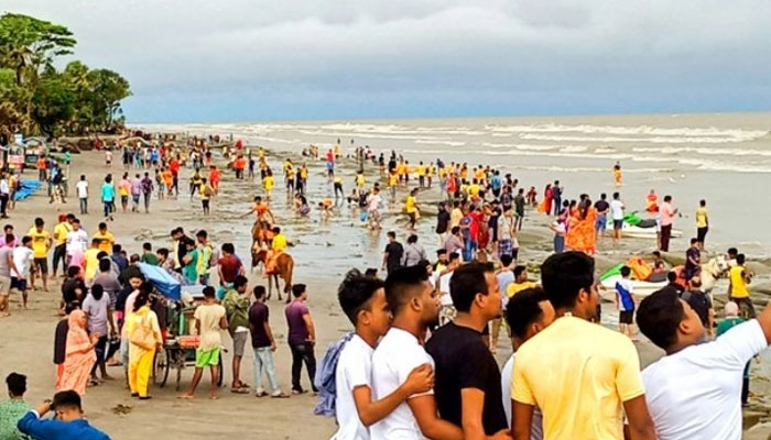 কুয়াকাটা সৈকত এখন পর্যটকদের আতঙ্ক