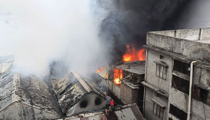 লালবাগে পলিথিন কারখানায় আগুন, নিয়ন্ত্রণে ১০ ইউনিট