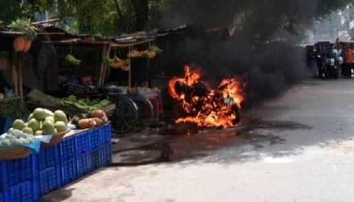এবার রাজশাহীতে পুলিশের ওপর ক্ষুব্ধ হয়ে বাইকে আগুন