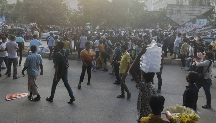 চাকরিতে বয়স বৃদ্ধির দাবিতে শাহবাগ অবরোধ, পুলিশের লাঠিচার্জ