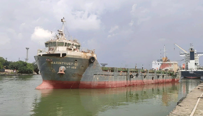 সাড়ে ৫ মাস পর সোজা হলো কাত হওয়া বাংলাদেশি জাহাজ