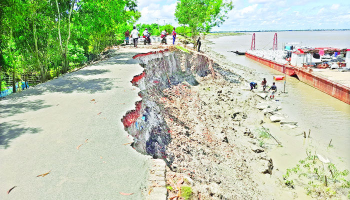 নতুন বেড়িবাঁধে ভাঙন কোটি টাকা জলে