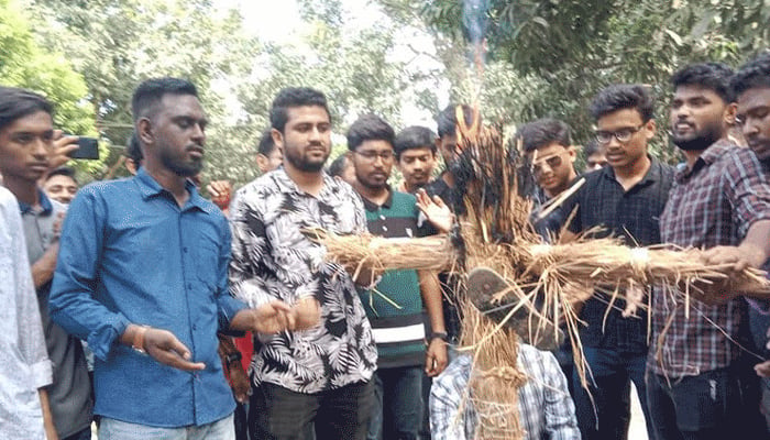 রাবিতে সংসদ সদস্য বাদশাকে অবাঞ্ছিত ঘোষণা, কুশপুত্তলিকা দাহ
