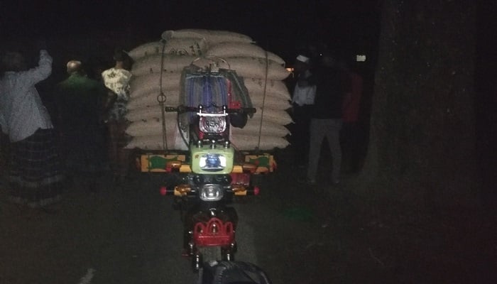পূজামণ্ডপের ২০০ বস্তা চালসহ ব্যবসায়ী আটক