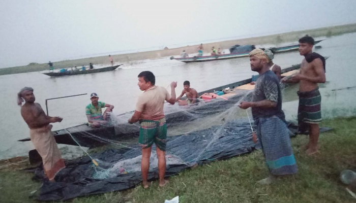 অভিযান কম, সুযোগ নিচ্ছেন জেলেরা