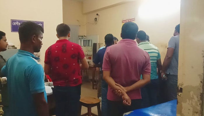 আসামি আটক করতে গিয়ে হামলায় আহত ৪ পুলিশ সদস্য
