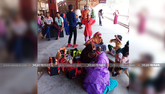 নাটোরে রেলের তৃতীয় শ্রেণির কর্মচারীদের ধর্মঘট, যাত্রীদের দুর্ভোগ