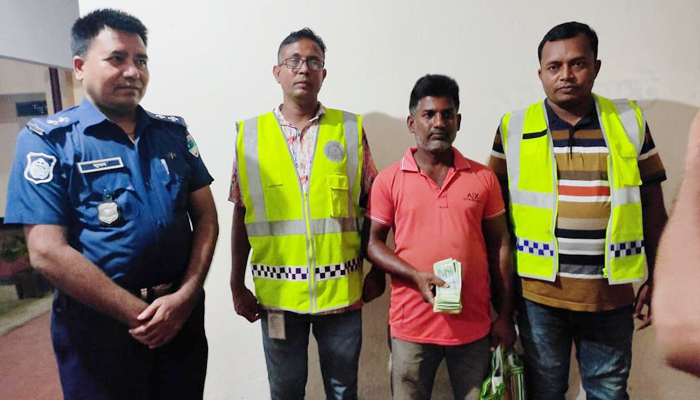 পথে পাওয়া ২ লাখ টাকা ফেরত দিলেন দুই পুলিশ সদস্য