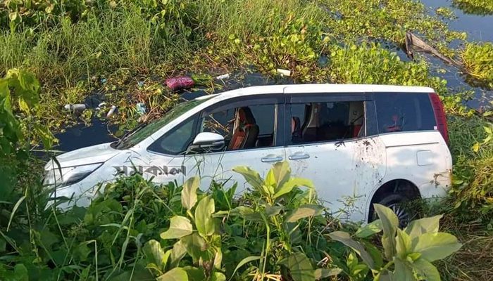 নিয়ন্ত্রণ হারিয়ে খাদে মাইক্রোবাস, প্রাণ গেল অ্যাডভোকেট ও তার ছোট্ট মেয়ের