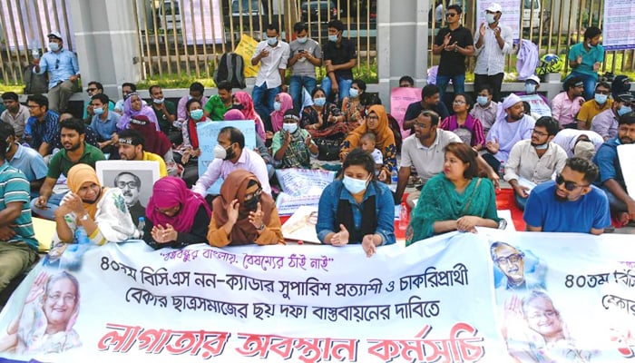 ৬ দফা দাবিতে টানা তৃতীয় দিনের অবস্থান নন-ক্যাডার প্রার্থীদের