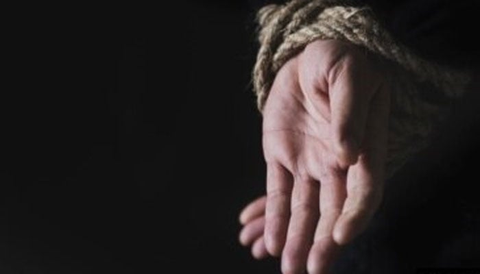জমি নিয়ে বিরোধে বৃদ্ধকে গাছে বেঁধে নির্যাতন