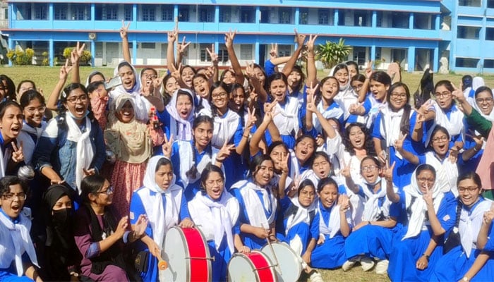 কুমিল্লা শিক্ষা বোর্ডে জিপিএ-৫ এ এগিয়ে মেয়েরা, পাসের হারে ছেলেরা