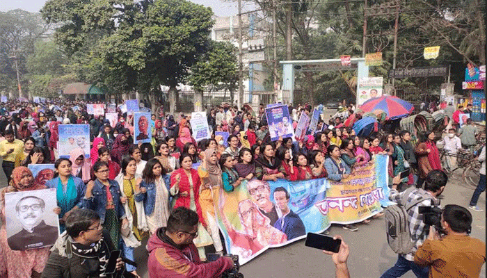 মেট্রোরেল চালু হওয়ায় ছাত্রলীগের আনন্দ মিছিল
