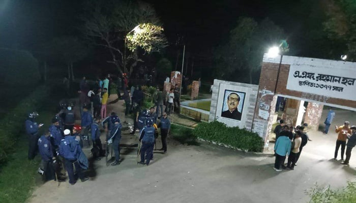 সহকারী প্রক্টরকে রামদা দেখাল ছাত্রলীগ