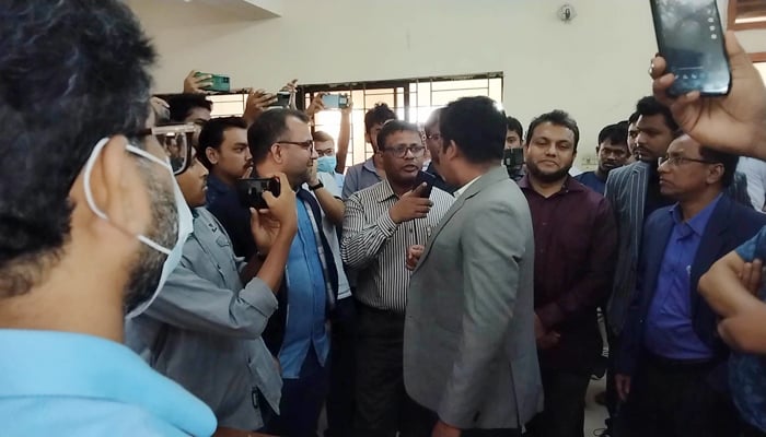 কুবি শিক্ষক সমিতির নির্বাচনে হট্টগোল