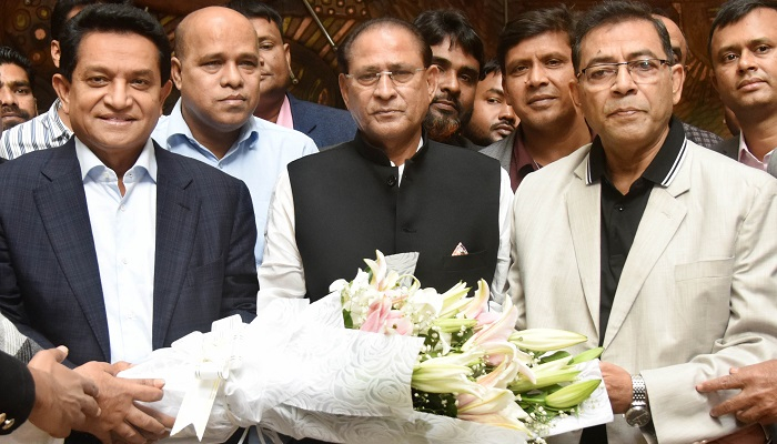 পুনর্নির্বাচিত আব্দুর রহমানকে ফুলেল শুভেচ্ছা এ. কে. আজাদের