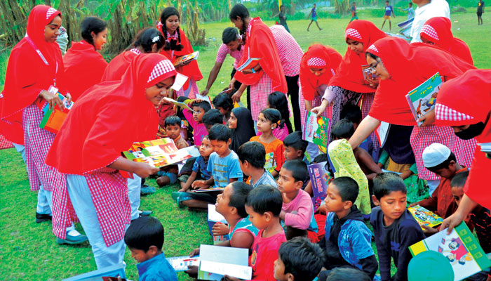 খুদে শিক্ষার্থীদের উষ্ণতায় মুগ্ধ সুবিধাবঞ্চিত শিশুরা