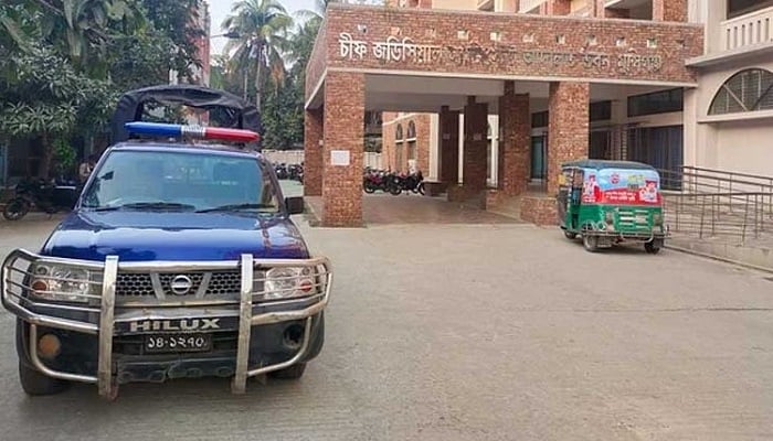 মুন্সীগঞ্জে আদালতের এজলাসে পুলিশের ওপর ব্লেড হামলা