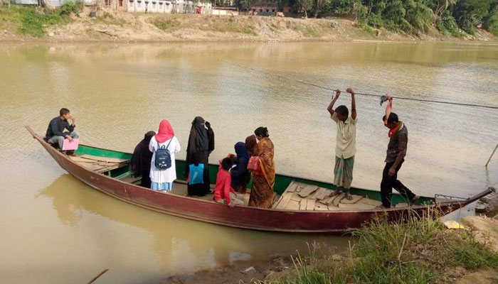ঝুঁকি নিয়ে রশি টেনে খেয়া পারাপার