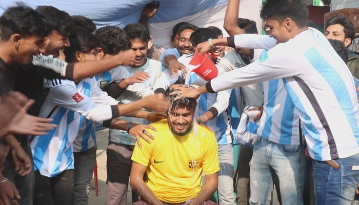 দুধ দিয়ে গোসল করে আর্জেন্টিনায় যোগ দিলেন ব্রাজিল সমর্থক