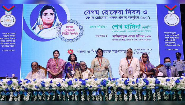 ৫ নারীর হাতে রোকেয়া পদক তুলে দিলেন প্রধানমন্ত্রী