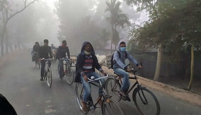 দেখা নেই সূর্যের, ঘন কুয়াশায় কুড়িগ্রামে যান চলাচল বিঘ্ন