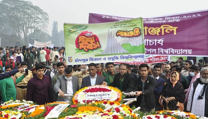 শহীদদের স্মৃতিতে চাঁবিপ্রবি উপাচার্যের শ্রদ্ধা